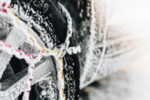 Colocar cadenas de nieve en las ruedas del coche